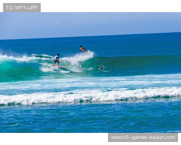 冲浪选手在超大型海浪中完成惊世一滑，媒体称其“海上王者”
